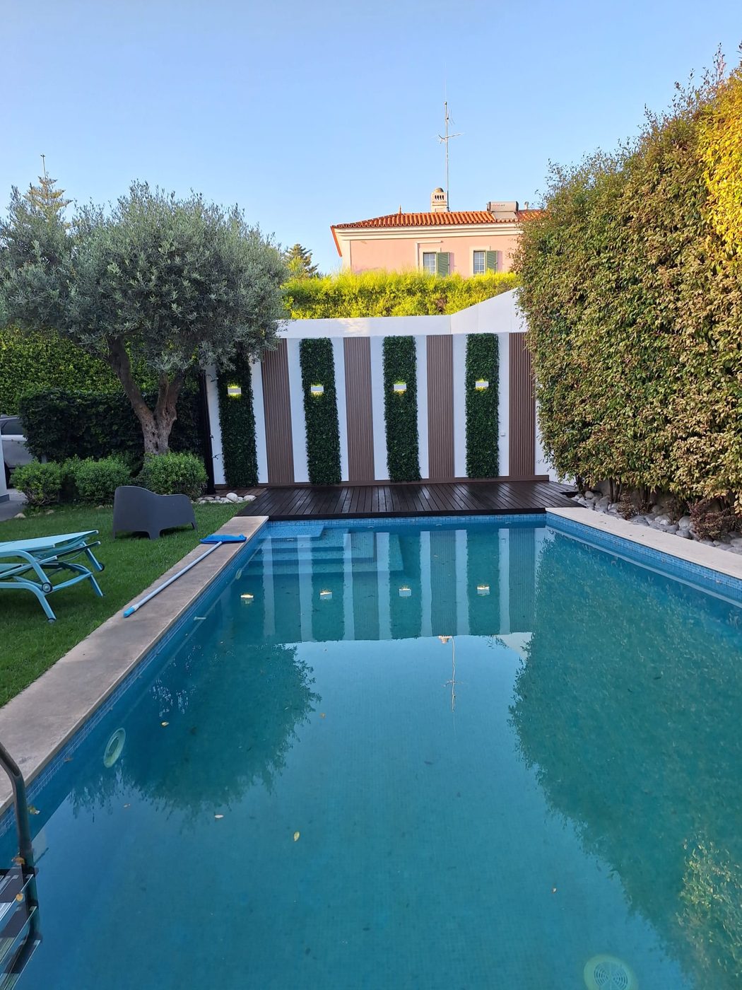 Zona de piscina e jardim